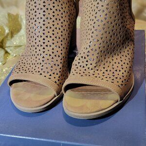 Women's Open toe shoe. brown in size 6.5 by Universal Thread